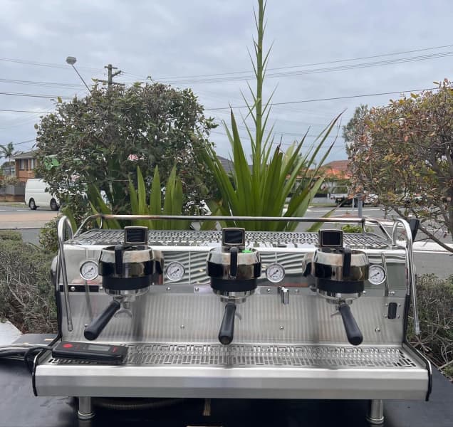 CUSTOM Ex Demo Synesso MVP HYDRA 3 Group Commercial Coffee Machine