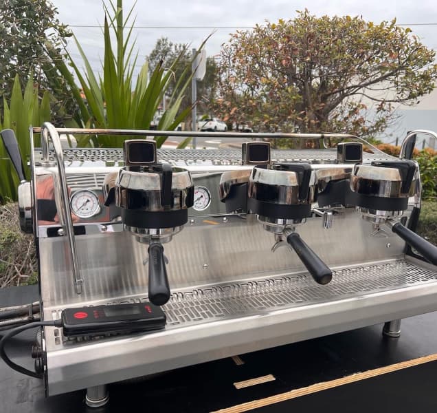 CUSTOM Ex Demo Synesso MVP HYDRA 3 Group Commercial Coffee Machine
