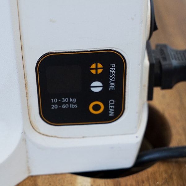 Second Hand Puqpress Q2 Automatic Tamper White Serviced Low Use