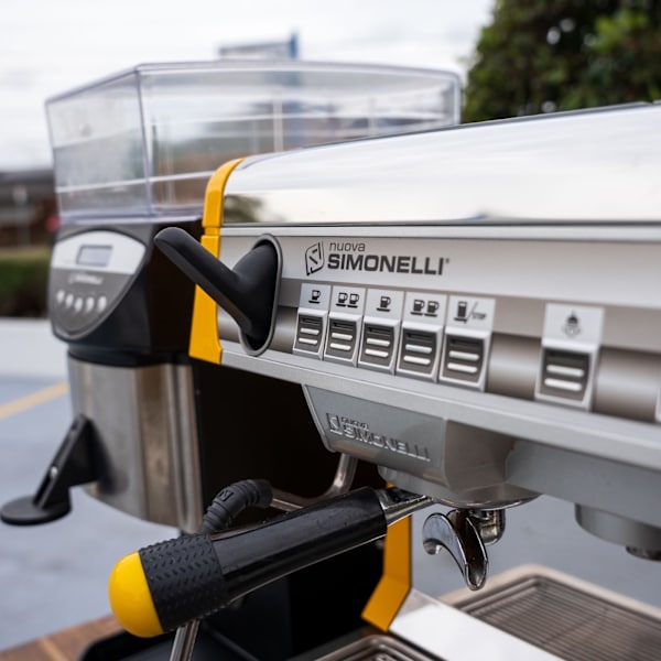 Appia II 10 Amp Yellow Café Machine + Mythos Electronic Grinder