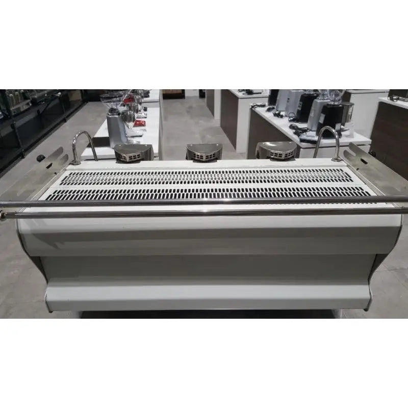 Pre-Owned 3 Group Synesso Sabre In white Commercial Coffee