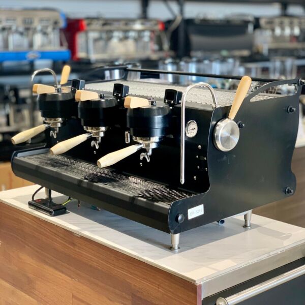 Beautiful 3 Group Late Model Synesso Cyncra Commercial Coffee Machine