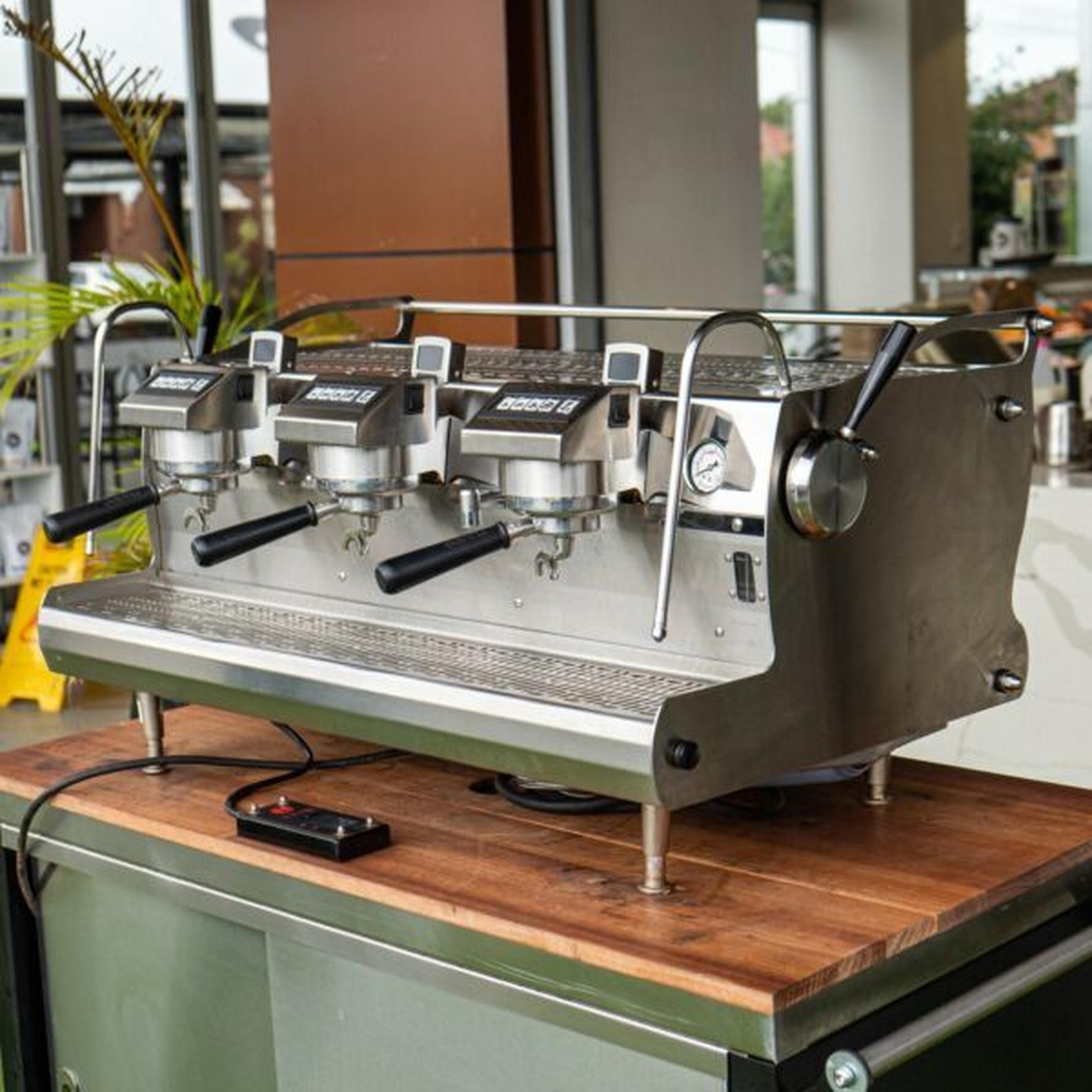 Immaculate 3 Group Synesso Sabre Volumetric Commercial Coffee Machine