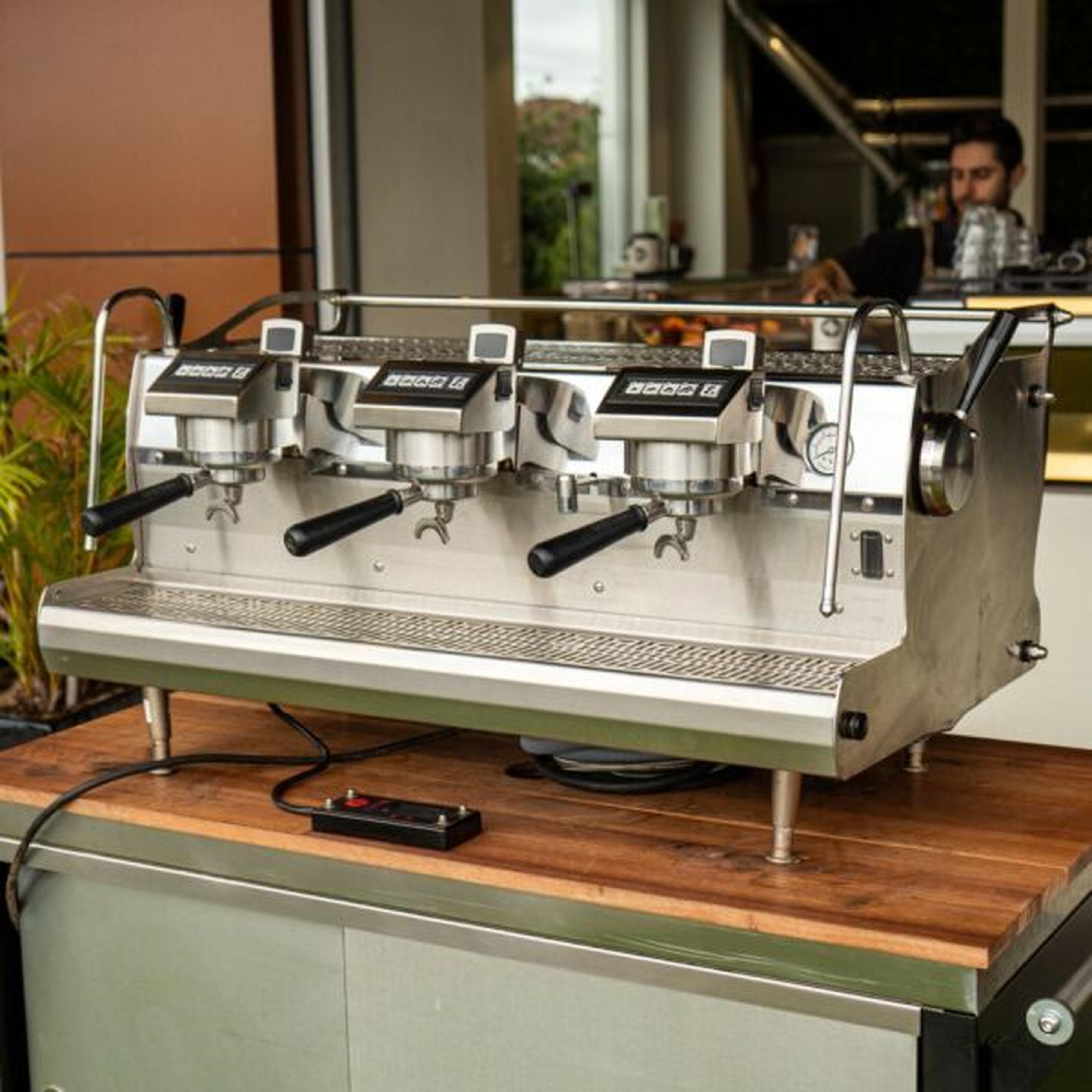 Immaculate 3 Group Synesso Sabre Volumetric Commercial Coffee Machine