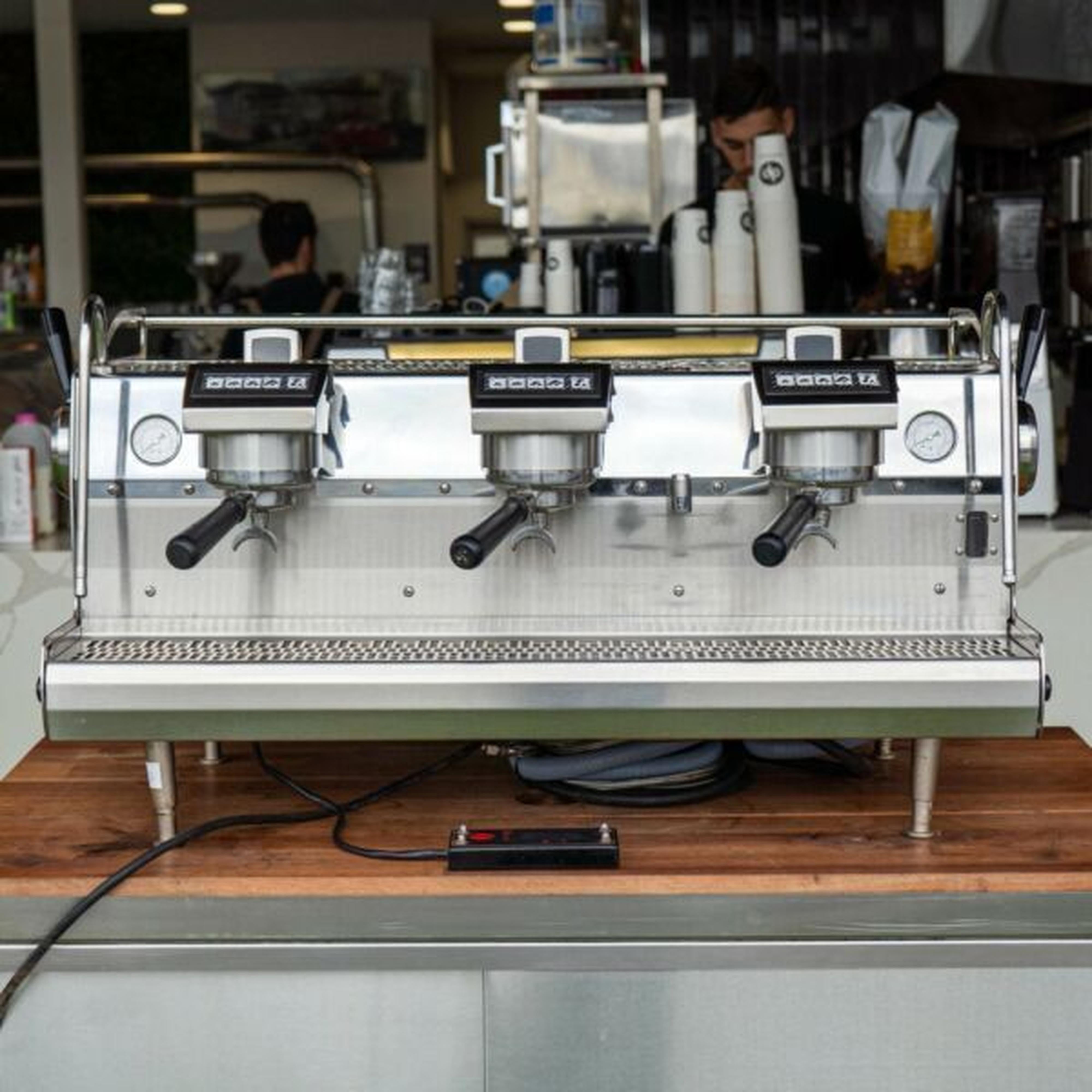 Immaculate 3 Group Synesso Sabre Volumetric Commercial Coffee Machine