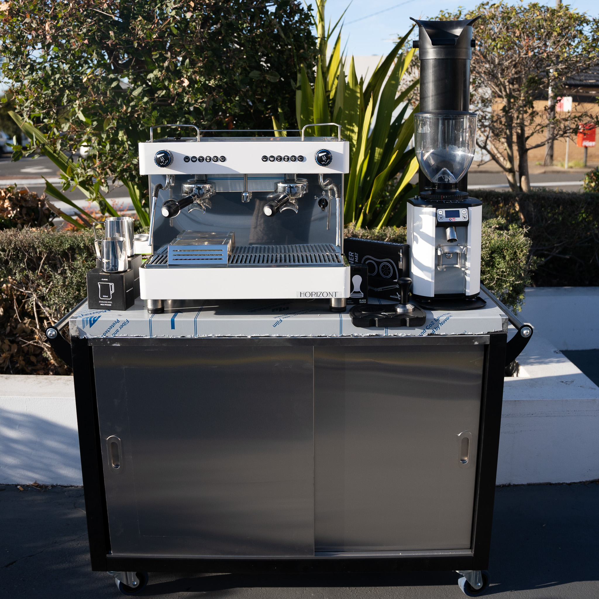 Futurete Horizont Package, Medium Coffee Cart & DIP DS-68 Grinder in White