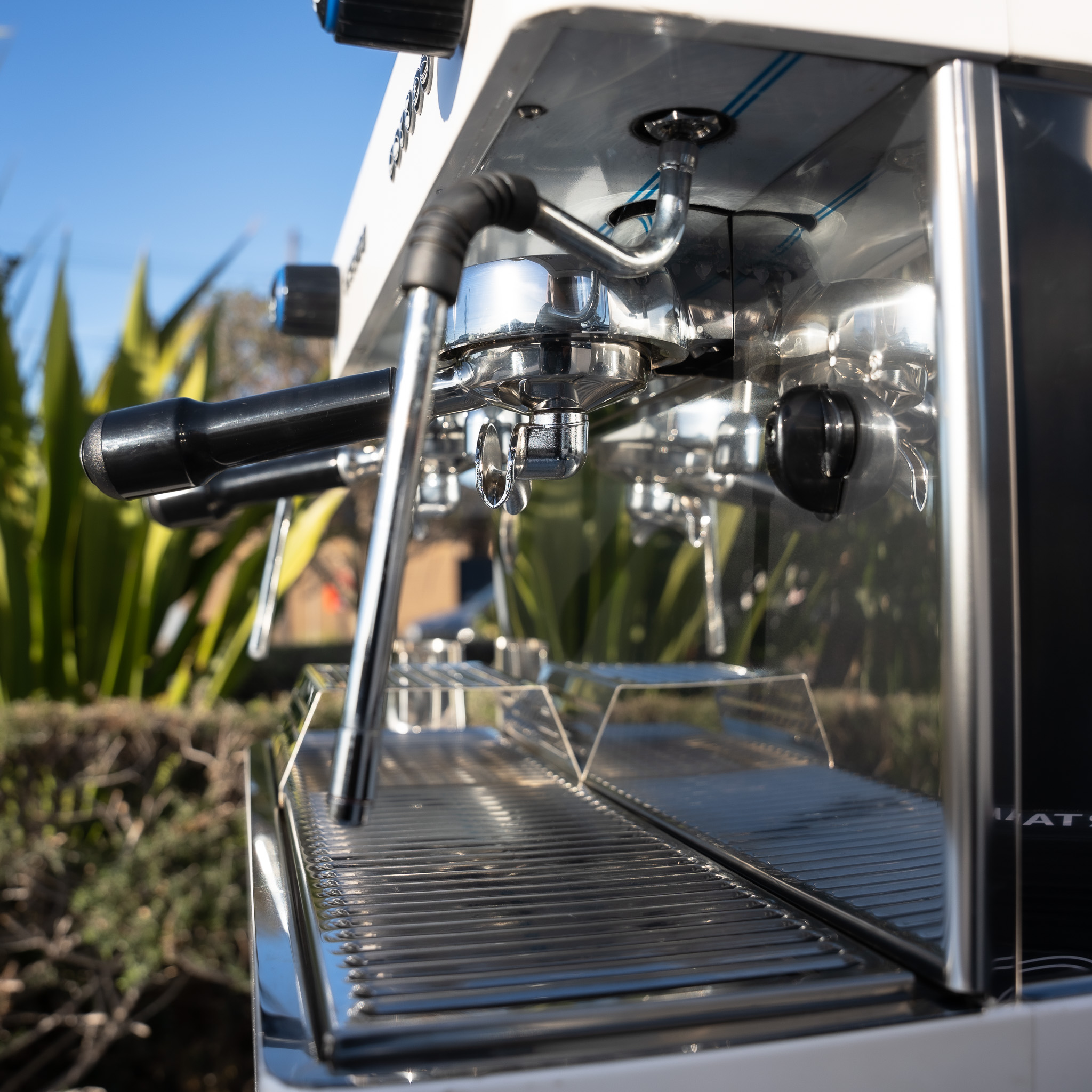Futurete Horizont Package, Medium Coffee Cart & DIP DS-68 Grinder in White