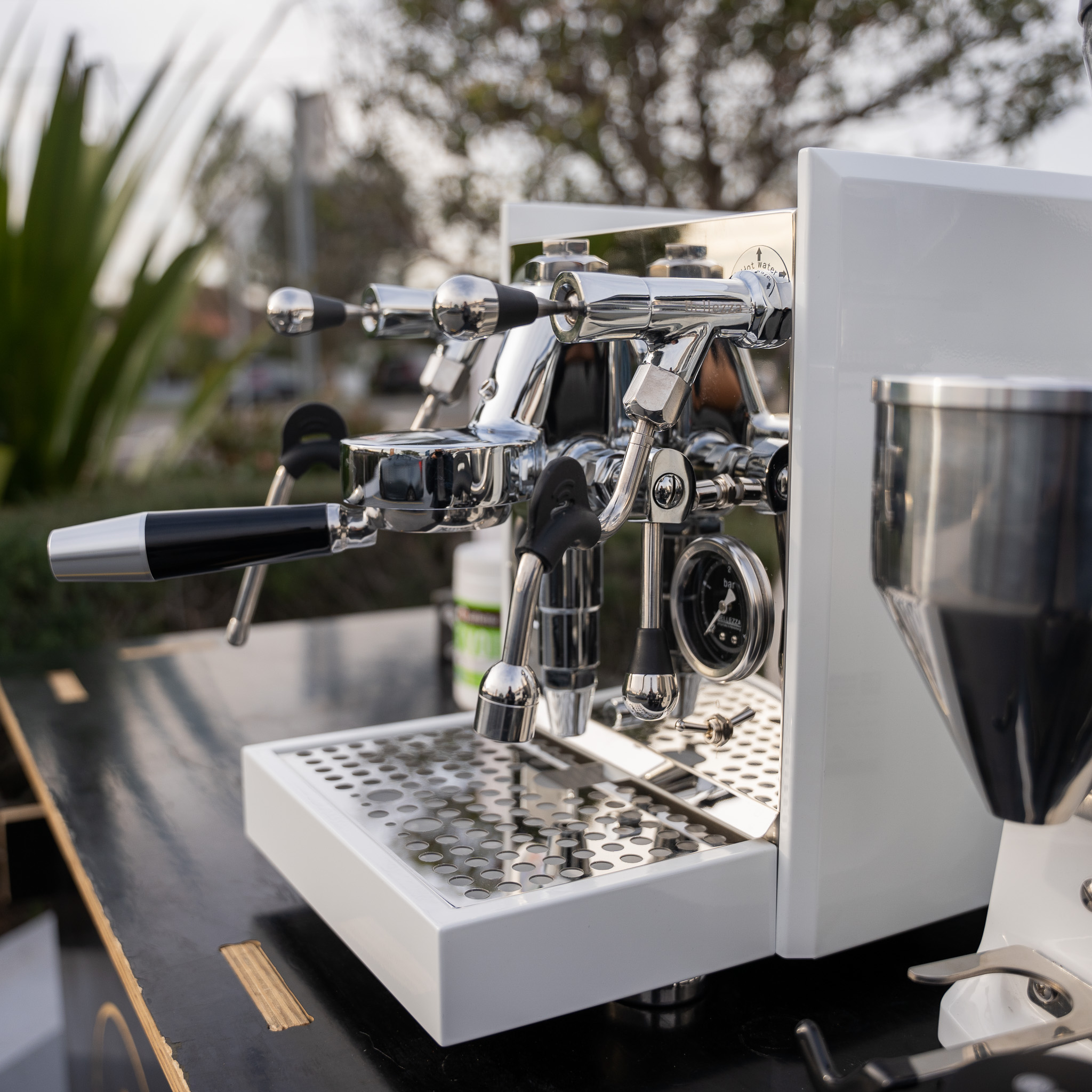 Bellezza Francesca in Custom White With Mazzer Mini Grinder & Accessories Package