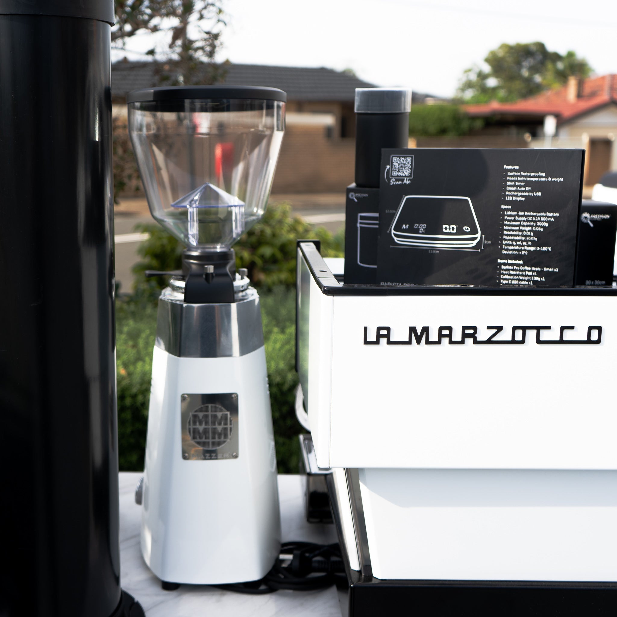 La Marzocco Linea Classic & Mazzer Major V Electronic in white + Precision accessories